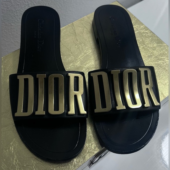 DIOR. Revolution slide - Picture 1 of 8